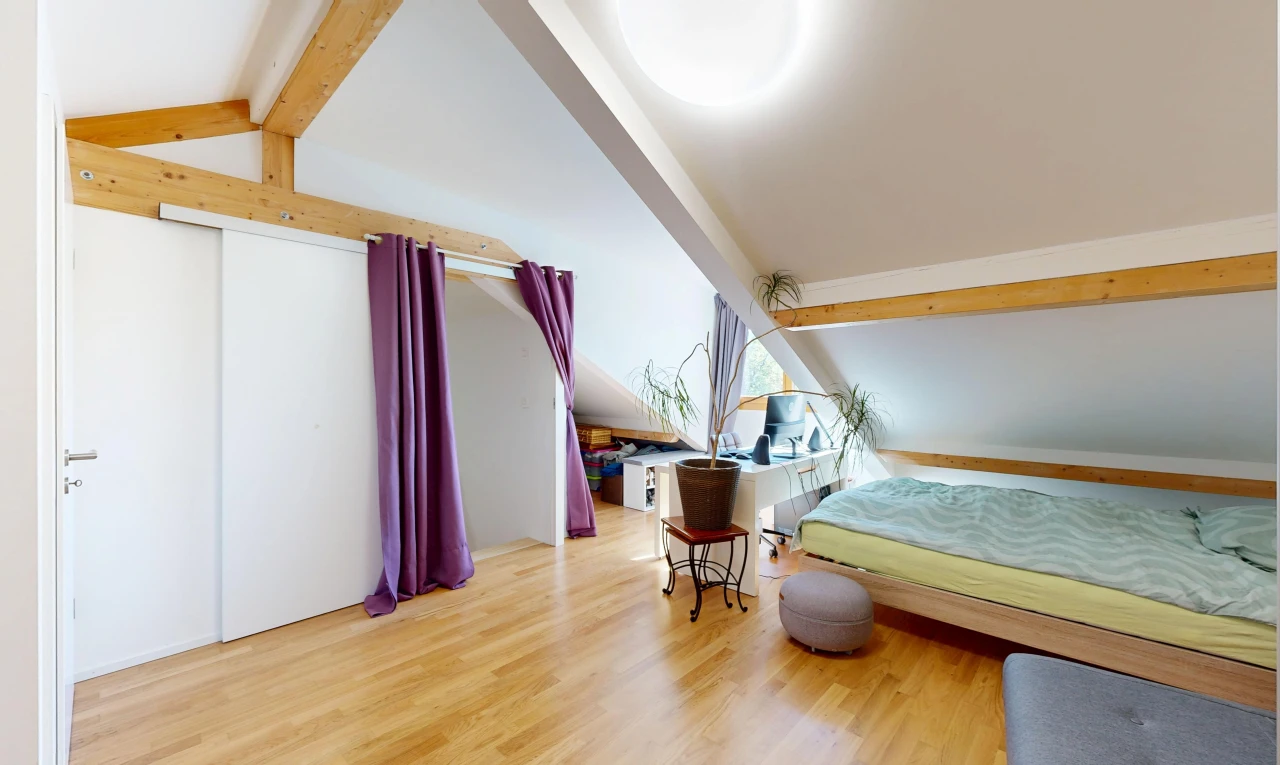 chambre avec vaulted ceiling, plafond voûté, high end ceiling, beamed ceiling, et plafond à poutres