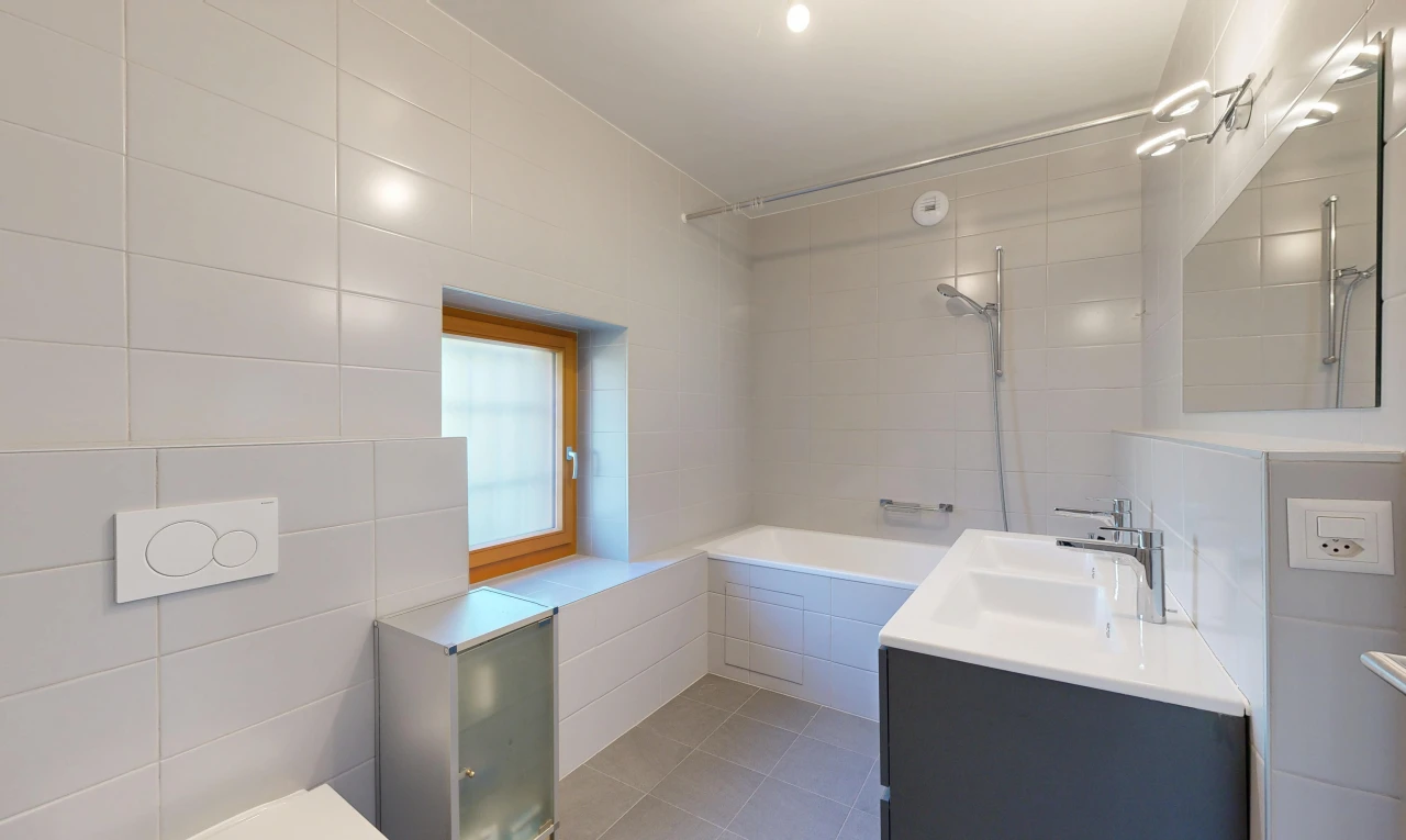 salle de bains avec salle de bain complète, miroir, double vasque, douche-bain combinés, et tile wall