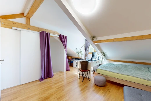 chambre avec vaulted ceiling, plafond voûté, high end ceiling, beamed ceiling, et plafond à poutres