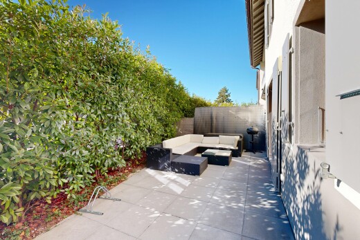 terrasse avec espace de vie extérieur, terrasse, from property, clôture, et day time