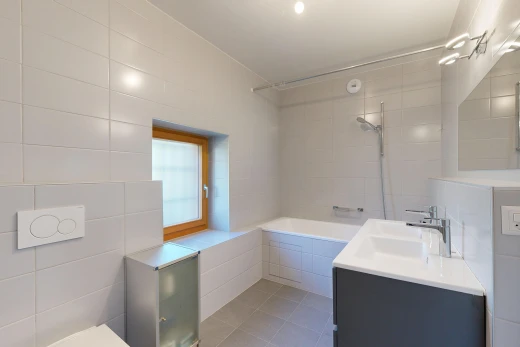 salle de bains avec salle de bain complète, miroir, double vasque, douche-bain combinés, et tile wall