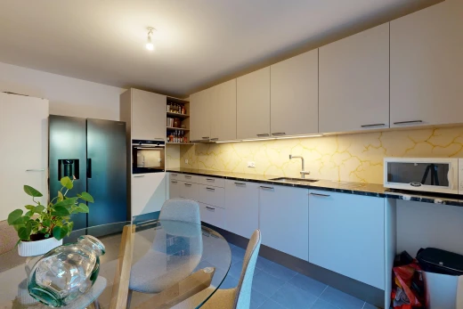 cuisine avec réfrigérateur, open shelves, étagères ouvertes, micro-ondes, et dark countertops