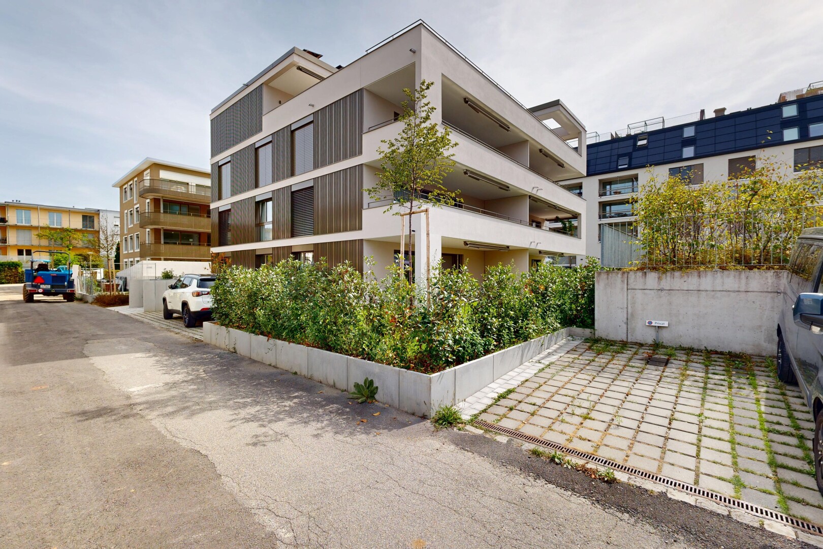 view of apartment building / complex