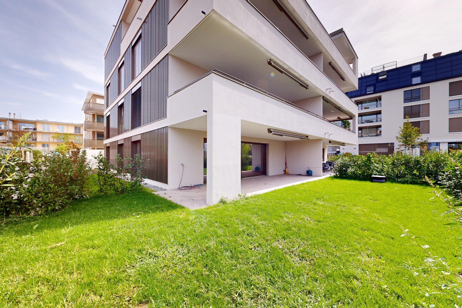 view of apartment building / complex