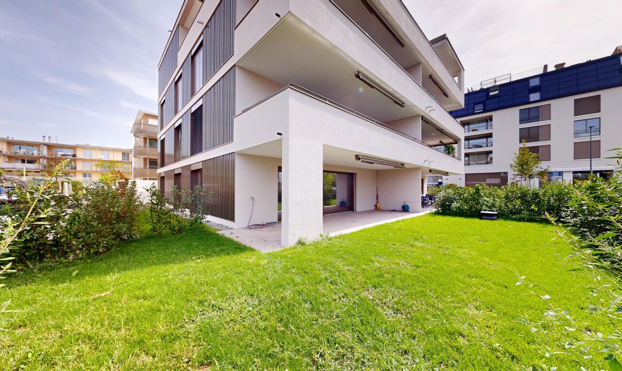 view of apartment building / complex
