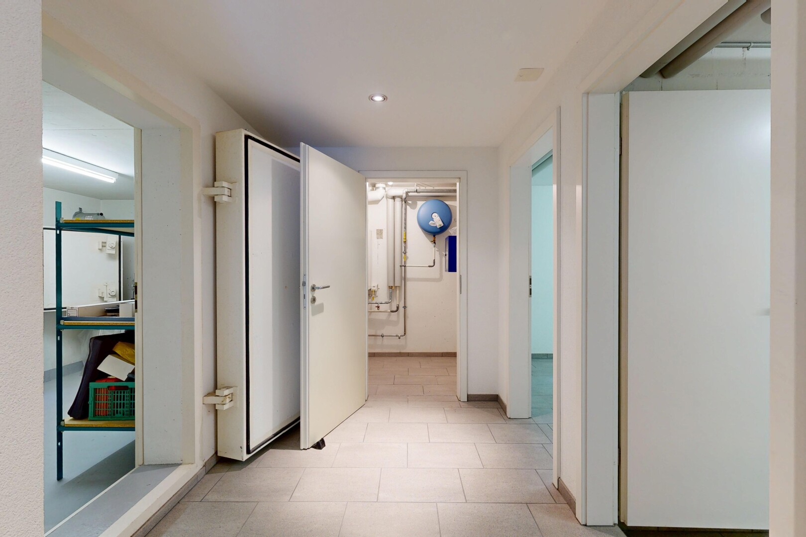 couloir avec light floor, inside property, cloison sèche, et drywall