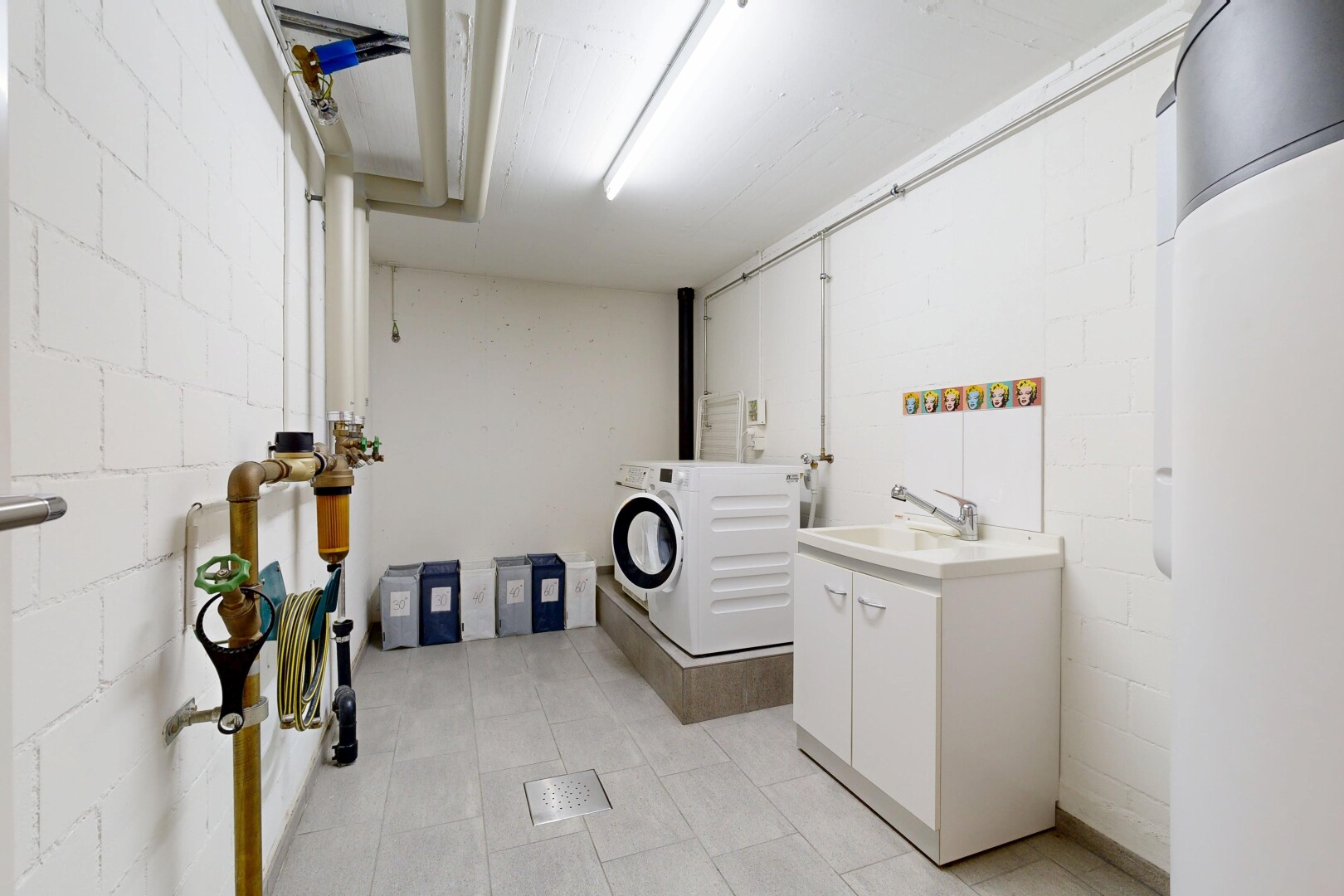 buanderie avec light floor, inside property, lave-linge et sèche-linge, sous-sol, et évier