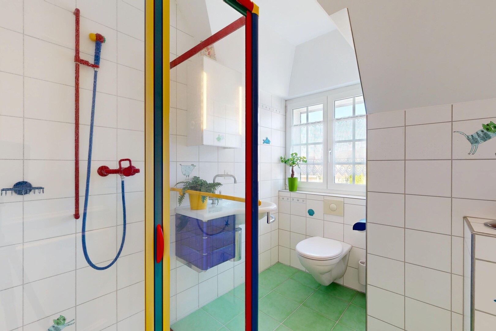 salle de bains avec douche, salle de bain complète, tile wall, mur en carrelage, et natural light