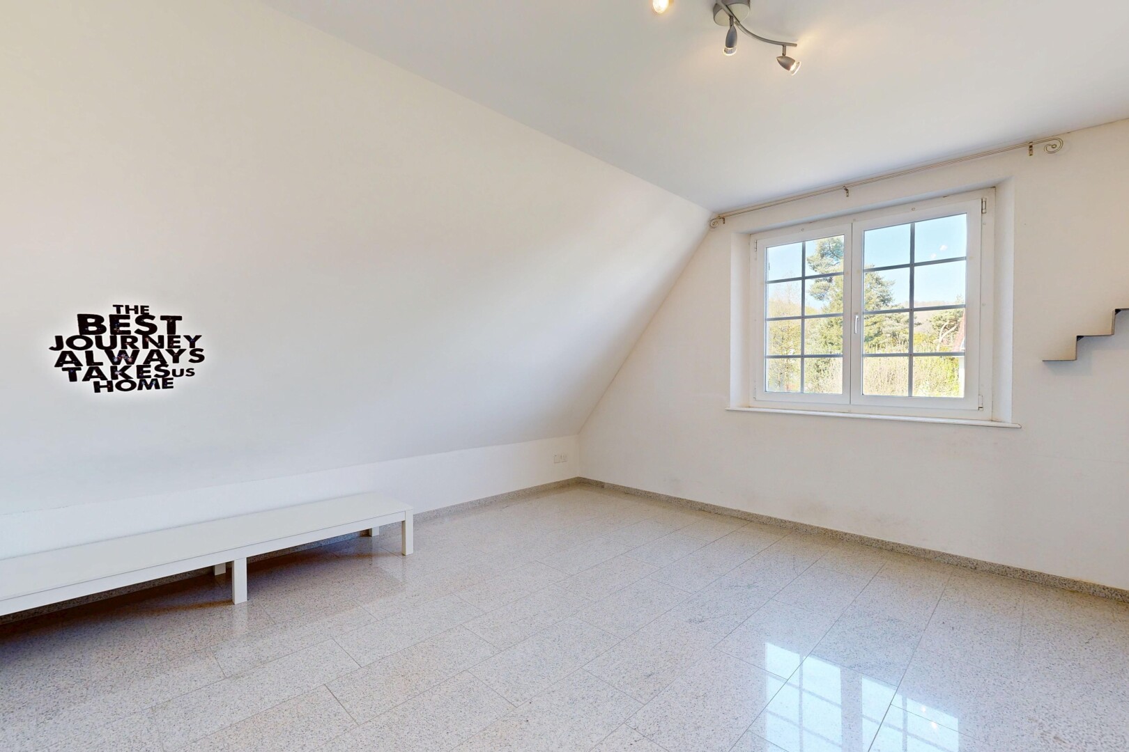 pièce vide avec drywall, cloison sèche, natural light, lumière naturelle, et low ceiling