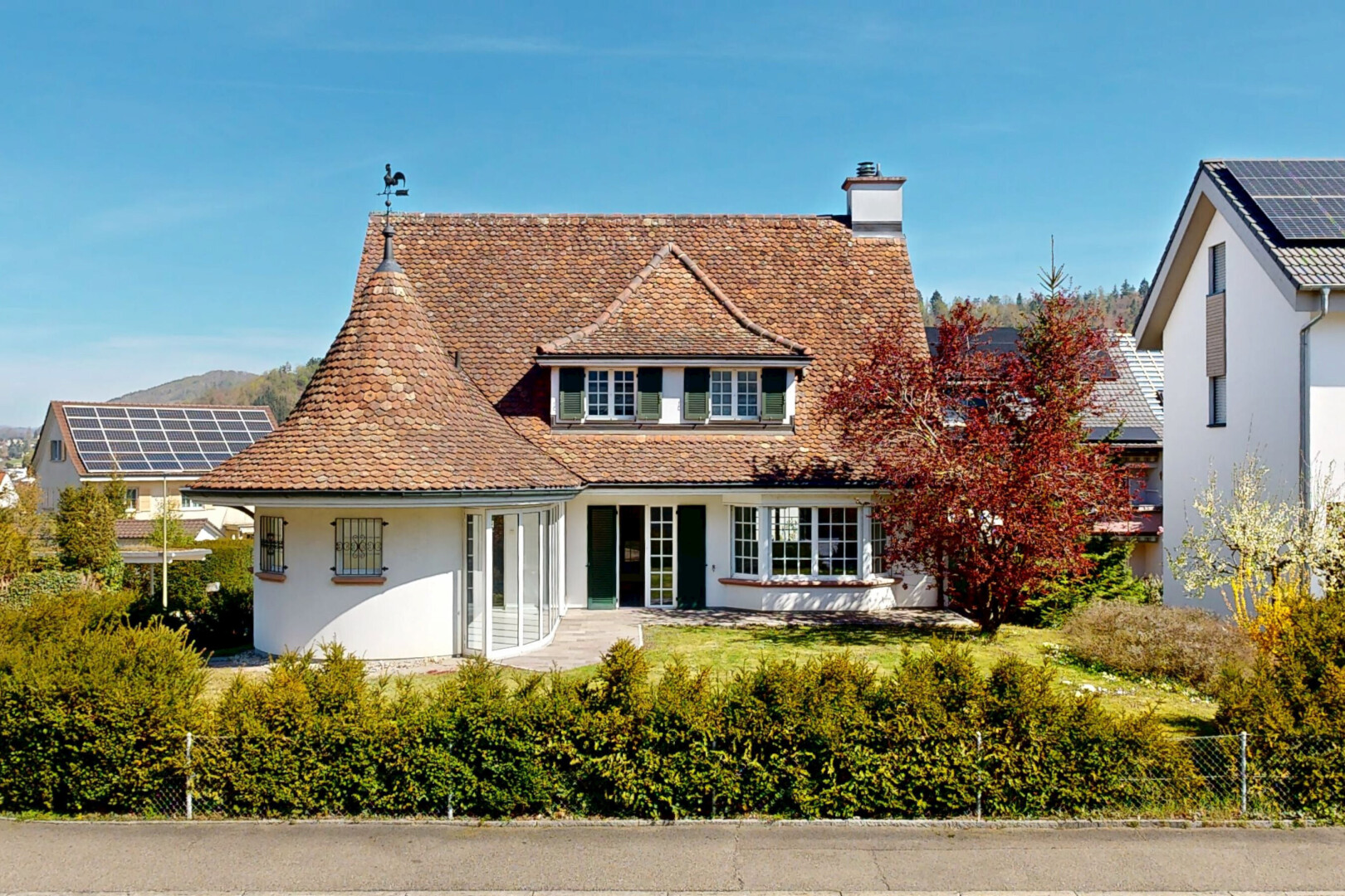 façade avec day time, property visible, bardage en stuc, cheminée, et porche