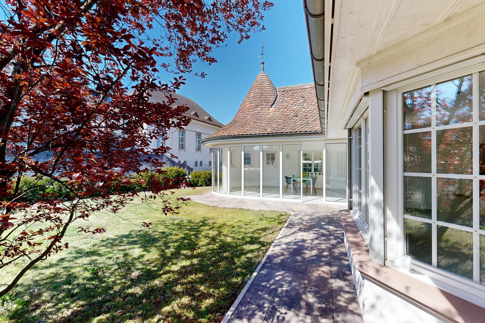 façade avec pelouse, véranda, from property, day time, et toit en bardeaux