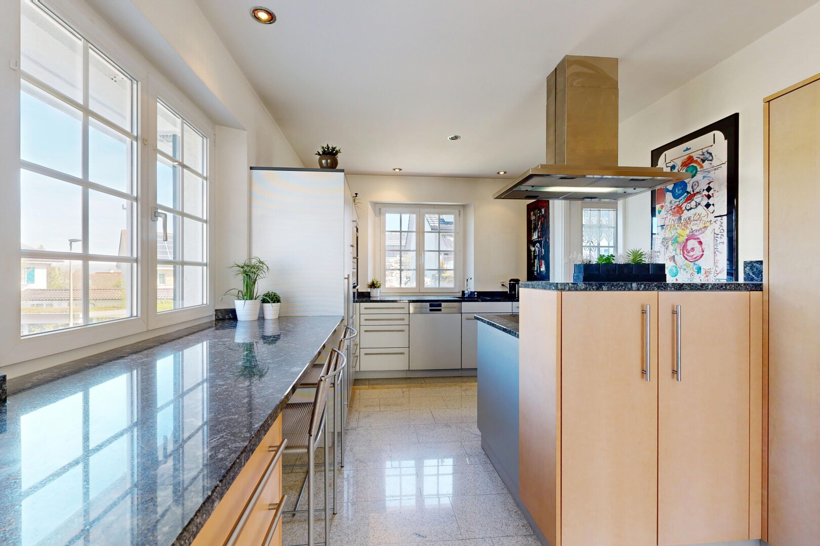 cuisine avec dark countertops, hotte, granite finish floor, sol en finition granit, et inside property