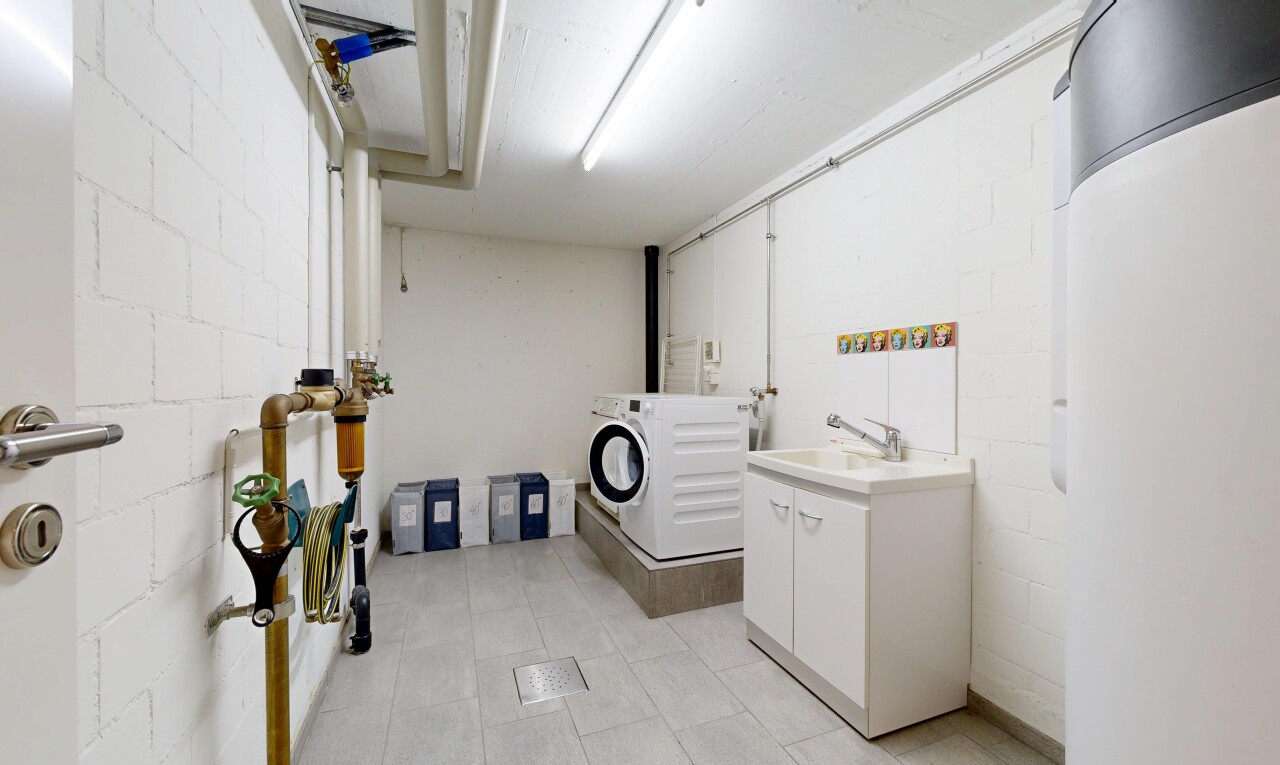 buanderie avec light floor, inside property, lave-linge et sèche-linge, sous-sol, et évier