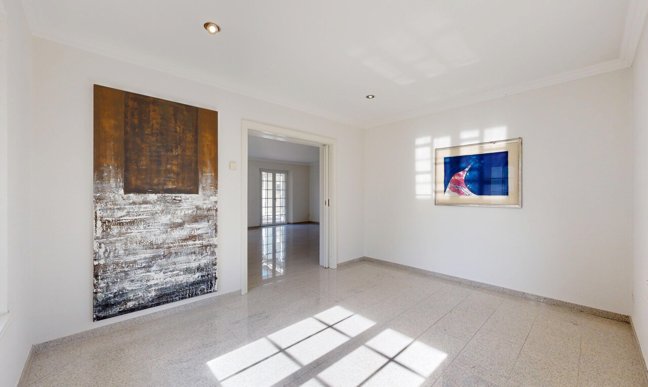 pièce vide avec drywall, cloison sèche, natural light, lumière naturelle, et light floor