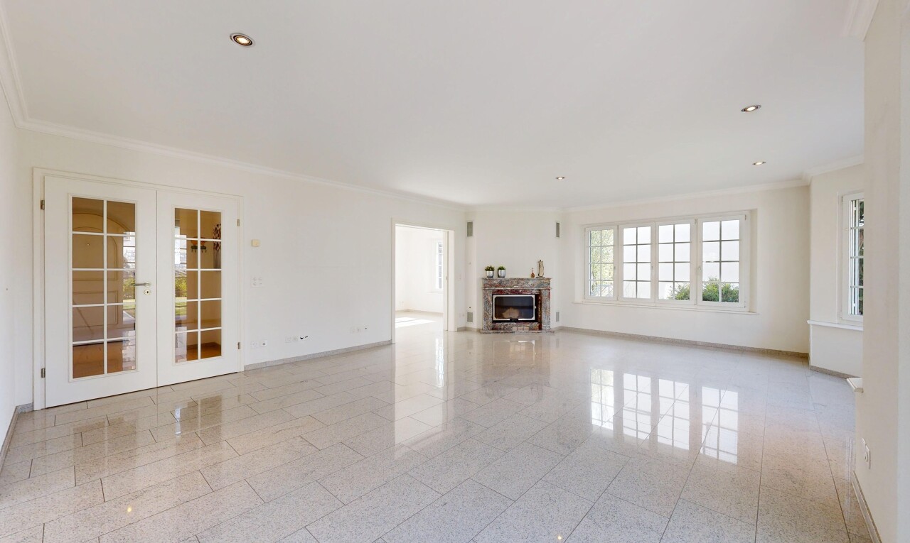 pièce vide avec portes-fenêtres, cloison sèche, drywall, plinthes murales, et baseboards wall