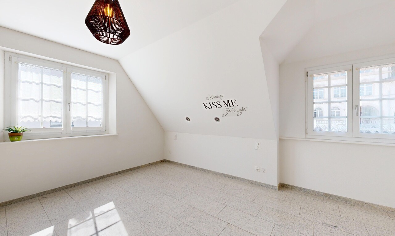 pièce vide avec vaulted ceiling, plafond voûté, pièce supplémentaire, drywall, et cloison sèche
