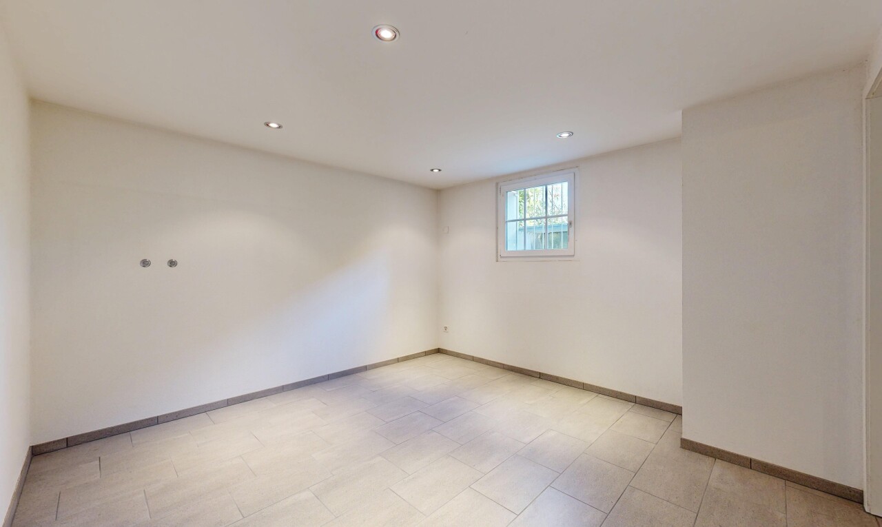 pièce vide avec sous-sol, natural light, lumière naturelle, recessed lighting, et éclairage encastré