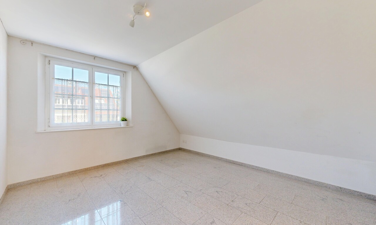 pièce vide avec cloison sèche, drywall, lumière naturelle, natural light, et plinthes murales