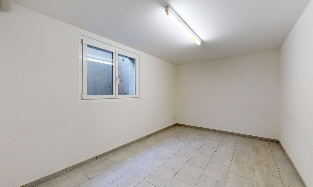 pièce vide avec light floor, cloison sèche, drywall, inside property, et plinthes murales