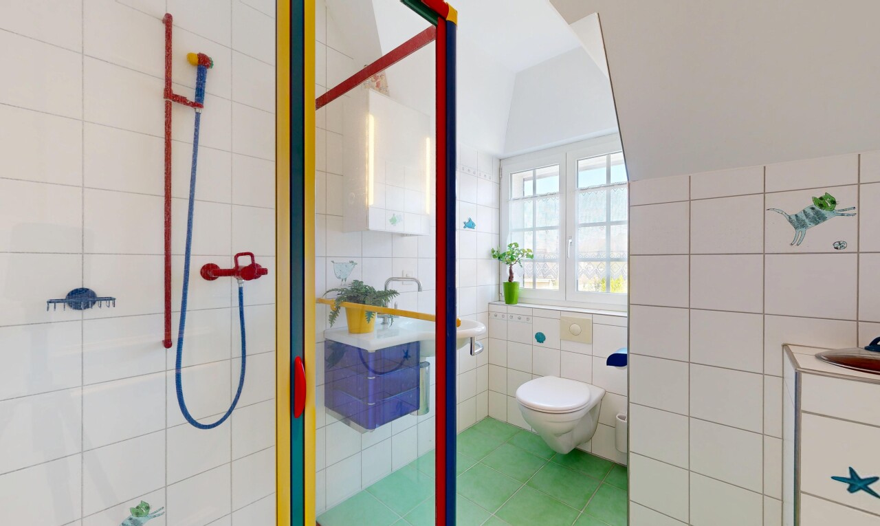 salle de bains avec douche, salle de bain complète, tile wall, mur en carrelage, et natural light