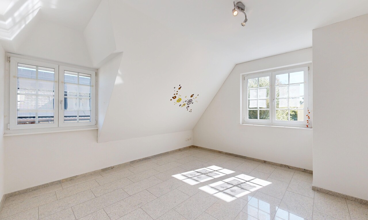 pièce vide avec natural light, lumière naturelle, drywall, cloison sèche, et pièce supplémentaire