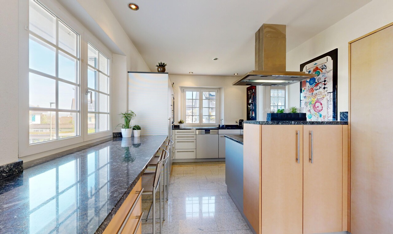 cuisine avec dark countertops, hotte, granite finish floor, sol en finition granit, et inside property