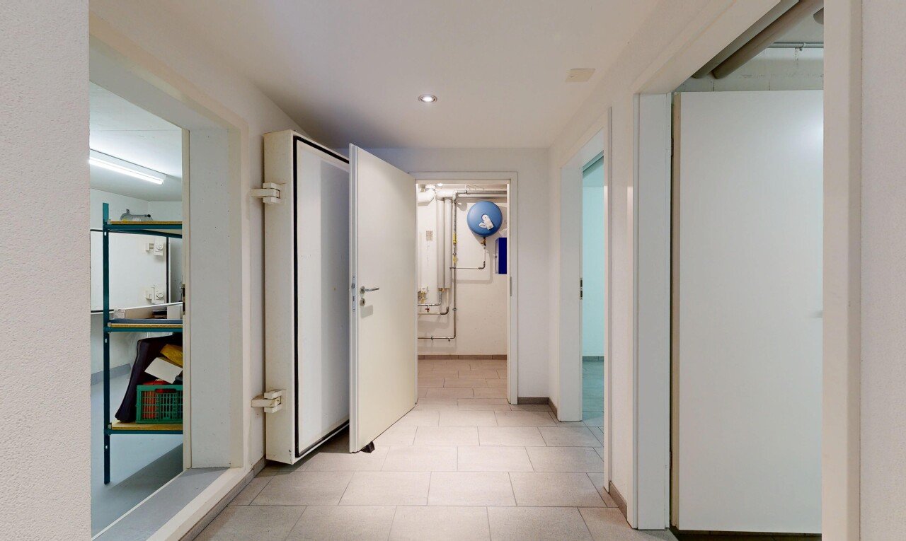 couloir avec light floor, inside property, cloison sèche, et drywall