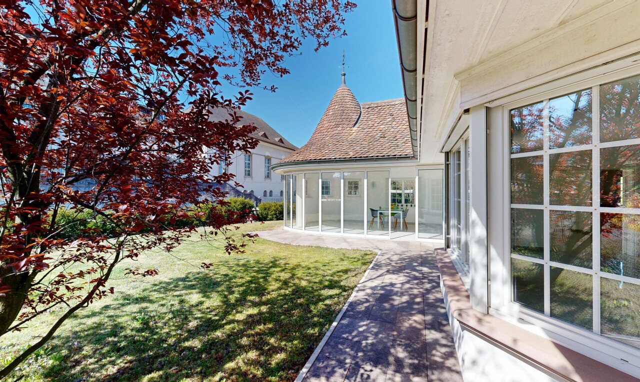 façade avec pelouse, véranda, from property, day time, et toit en bardeaux