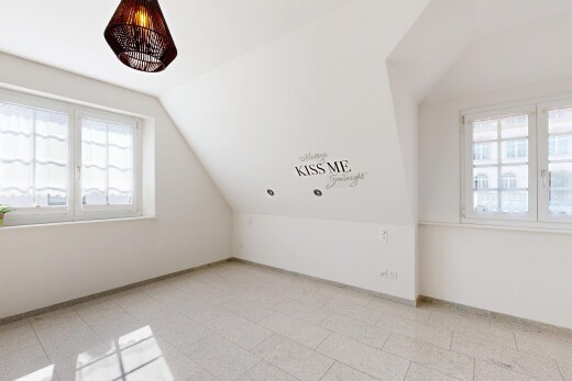 pièce vide avec vaulted ceiling, plafond voûté, pièce supplémentaire, drywall, et cloison sèche