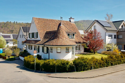 façade avec day time, cheminée, property visible, toit mansardé, et bardage en stuc