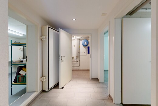 couloir avec light floor, inside property, cloison sèche, et drywall