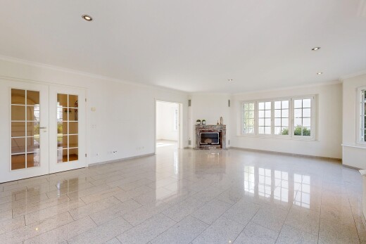 pièce vide avec portes-fenêtres, cloison sèche, drywall, plinthes murales, et baseboards wall