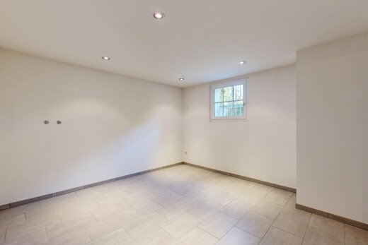pièce vide avec sous-sol, natural light, lumière naturelle, recessed lighting, et éclairage encastré