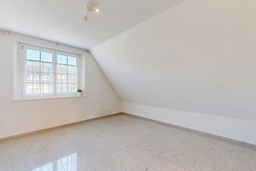 pièce vide avec cloison sèche, drywall, lumière naturelle, natural light, et plinthes murales