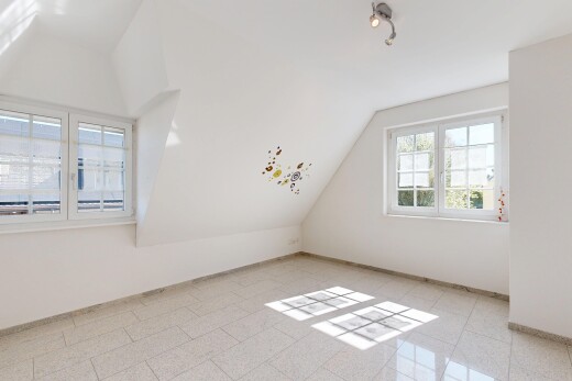 pièce vide avec natural light, lumière naturelle, drywall, cloison sèche, et pièce supplémentaire