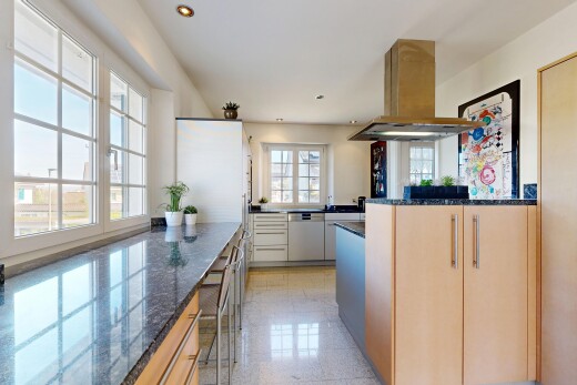 cuisine avec dark countertops, hotte, granite finish floor, sol en finition granit, et inside property