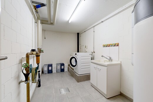 buanderie avec light floor, inside property, lave-linge et sèche-linge, sous-sol, et évier