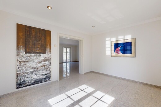 pièce vide avec drywall, cloison sèche, natural light, lumière naturelle, et light floor
