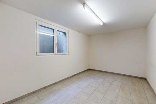 pièce vide avec light floor, cloison sèche, drywall, inside property, et plinthes murales