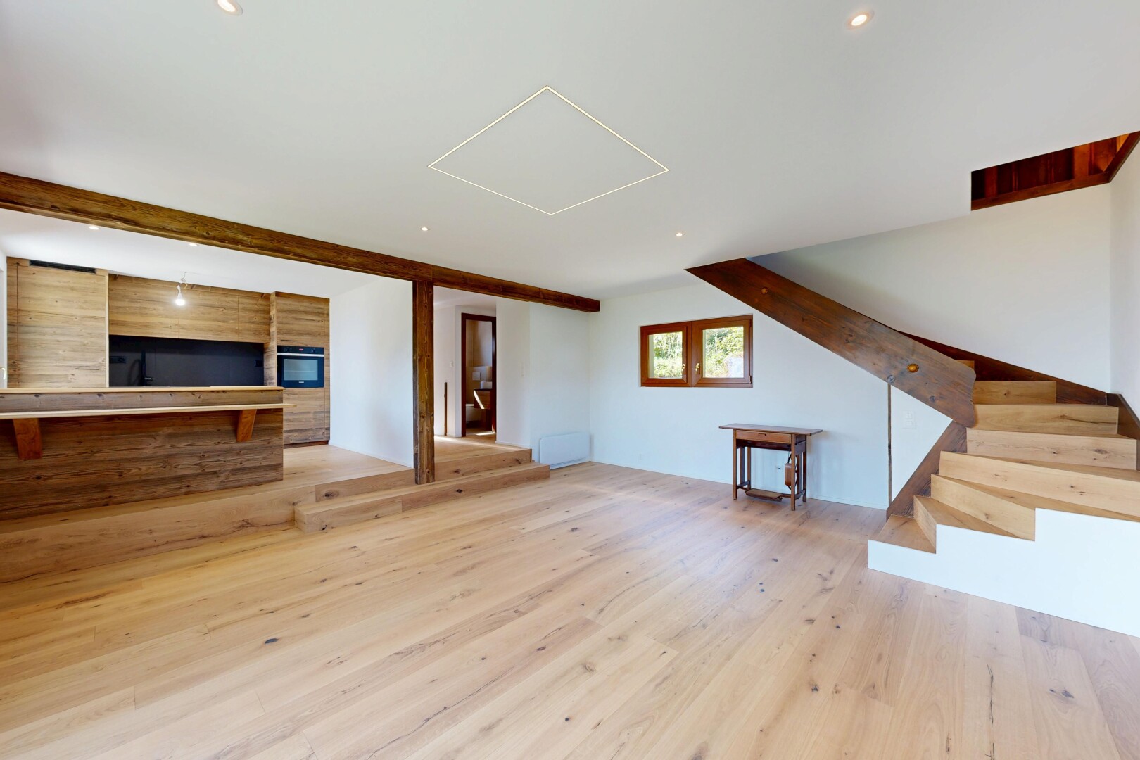 salon avec sol en finition bois, wood finish floor, inside property, cloison sèche, et drywall