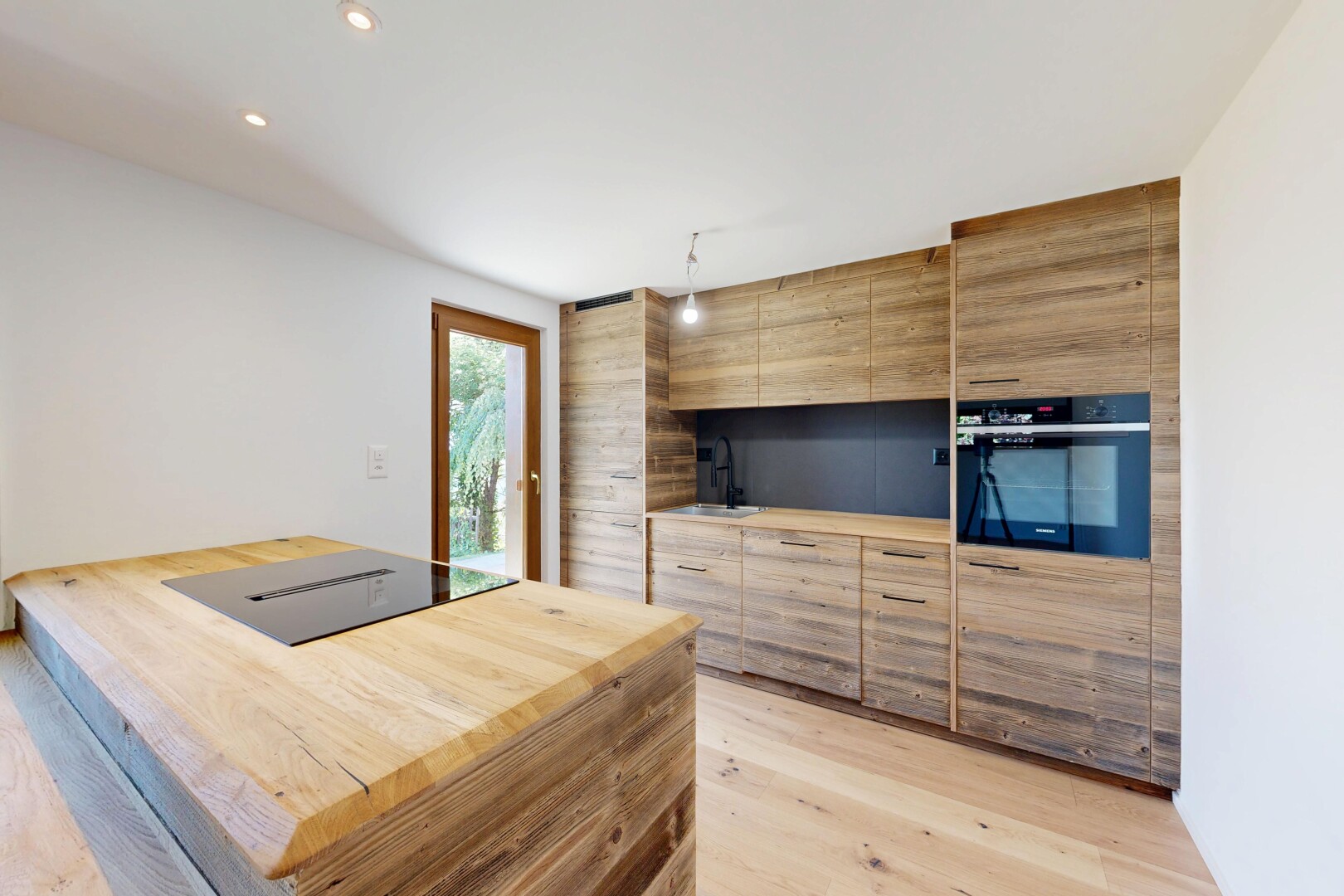 cuisine avec cloison sèche, drywall, four, flat panel cabinets, et armoires à panneau plat