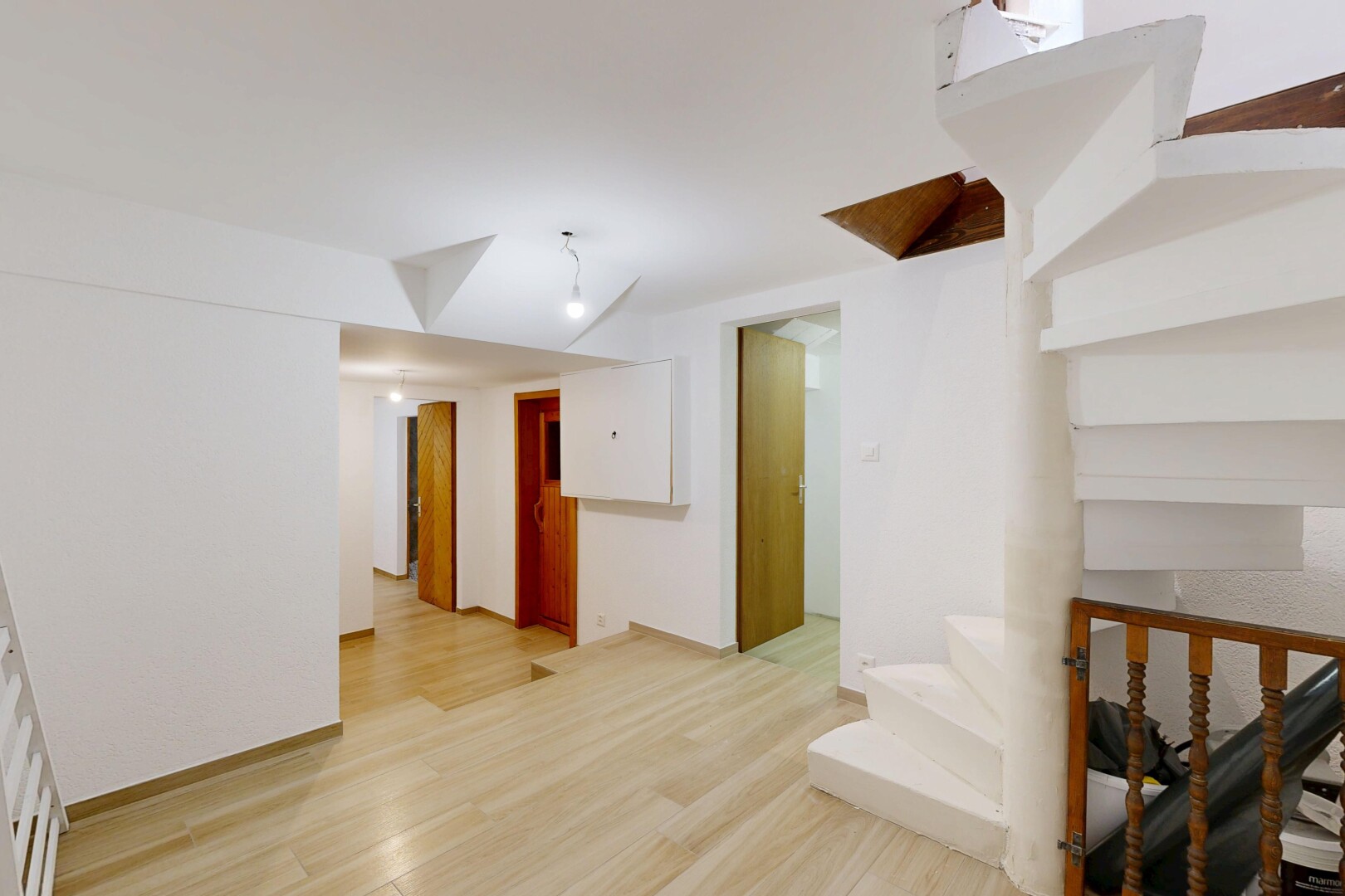 pièce vide avec sol en finition bois, wood finish floor, inside property, cloison sèche, et drywall