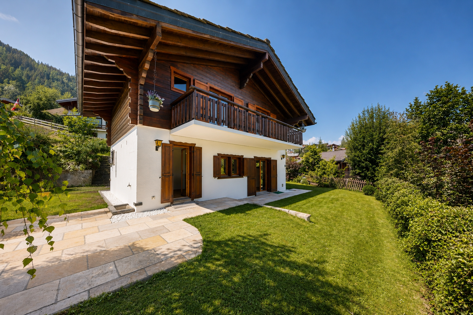 façade avec pelouse, property visible, day time, bardage en stuc, et terrasse