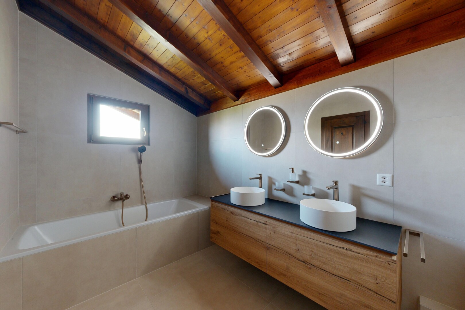 salle de bains avec double vasque, salle de bain complète, bain, évier, et miroir