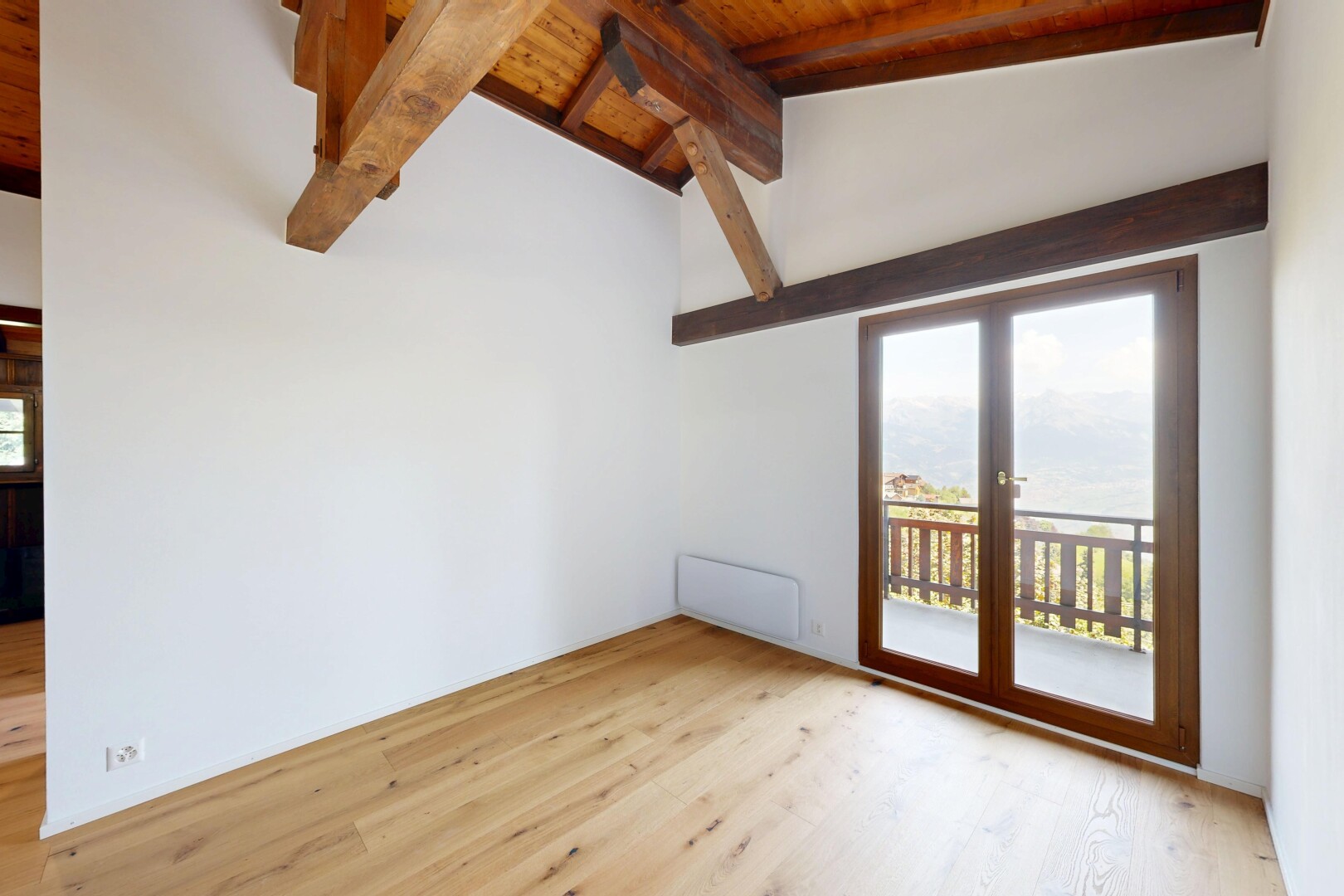 pièce vide avec inside property, plafond voûté, vaulted ceiling, cloison sèche, et drywall