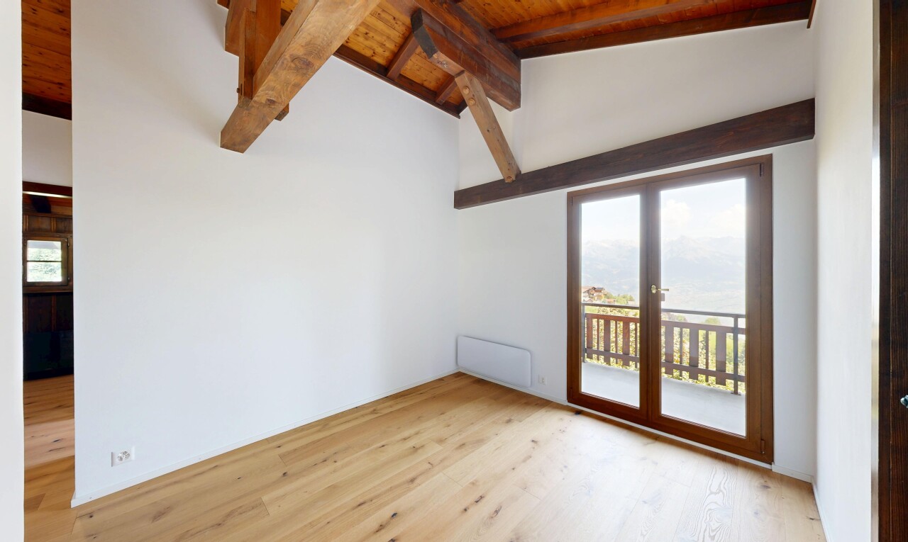 pièce vide avec inside property, plafond voûté, vaulted ceiling, cloison sèche, et drywall