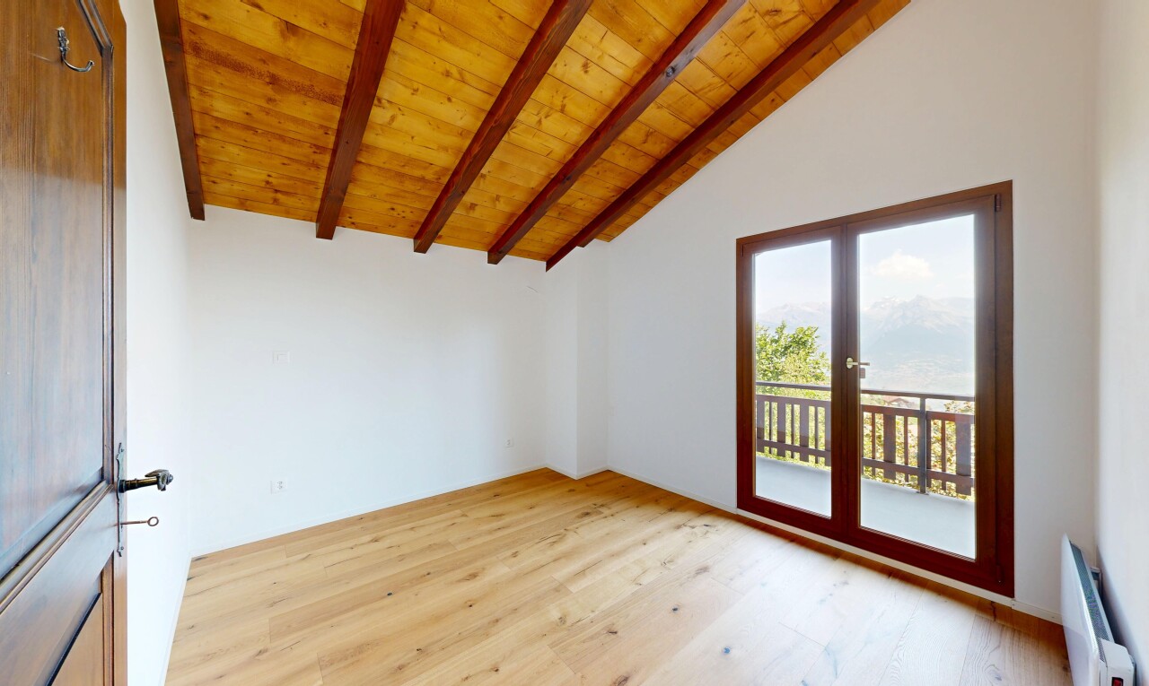 pièce vide avec inside property, plafond à poutres, beamed ceiling, sol en finition bois, et wood finish floor