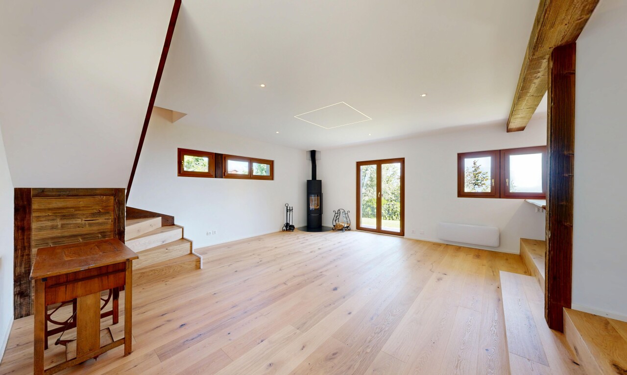 pièce vide avec escaliers, inside property, sol en finition bois, wood finish floor, et cloison sèche