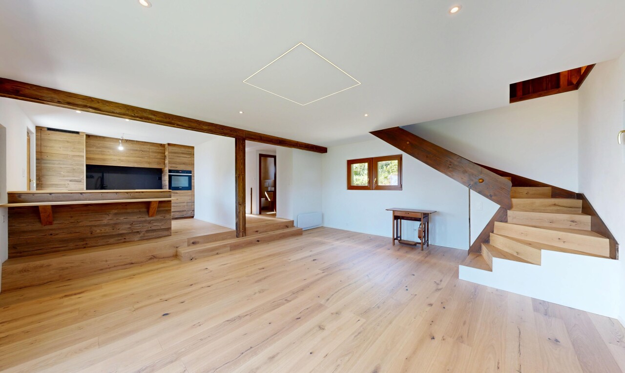 salon avec sol en finition bois, wood finish floor, inside property, cloison sèche, et drywall