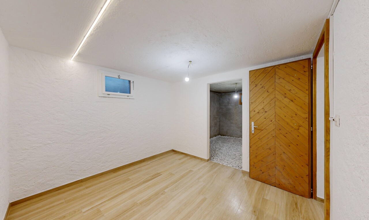 pièce vide avec plafond bas, low ceiling, sous-sol, sol en finition bois, et wood finish floor